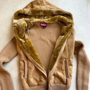 5/$30 🛍 Woman’s fur lined zipped up sweater.